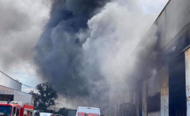 Голям пожар бушува в Пловдив Пламнали са няколко склада на