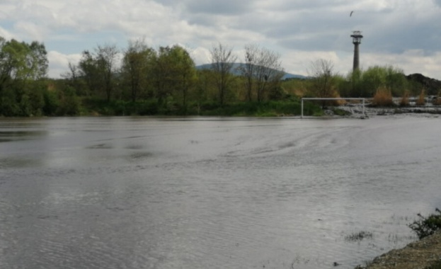 Скъсала се е дигата на шламохранилището на ТЕЦ Република в