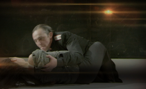 Телевизионната постановка на Три сестри е от 2012 г Сценична