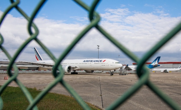 Всички 70 сезонни работници са били качени на полет за