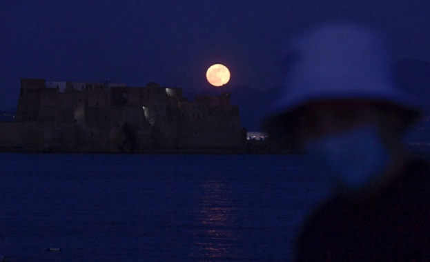 Последната Суперлуна за 2020 г озари тази нощ небето над