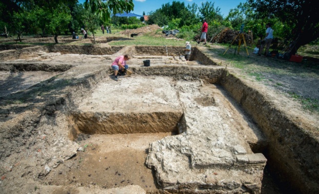 Надпис с посвещение е бил открит в античния театър в