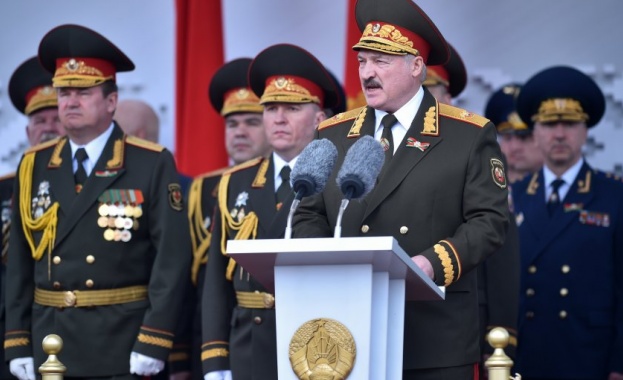 Мащабен военен парад в Беларус въпреки пандемията (видео)	