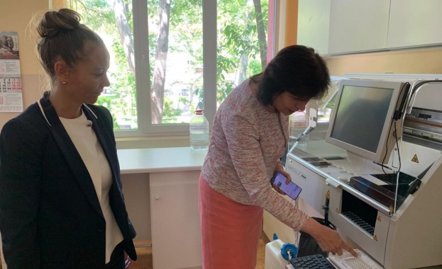 Областният управител Дани Каназирева посети Катедрата по микробиология и имунология