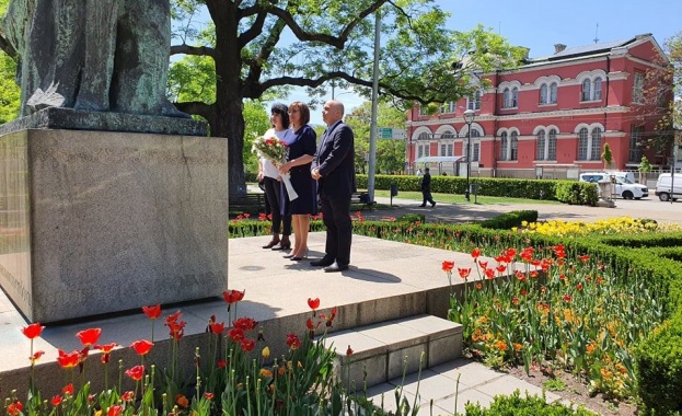 Председателят на БСП Корнелия Нинова Ваня Добрева член на