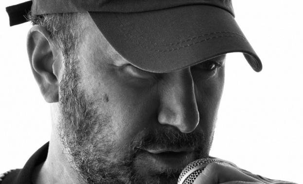 Актьор музикант текстописец фронтмен на група Обичайните заподозрени един от