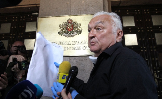 Журналистът Сашо Диков донесе акциите на Левски в Министерски съвет