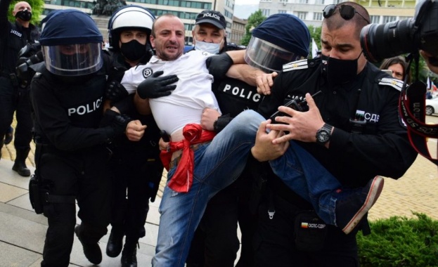  Сблъсъци пред парламента между протестиращи и полицаи