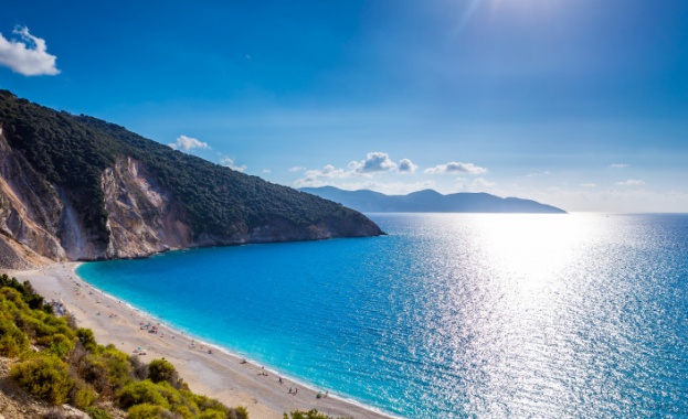 Гръцкото правителство отваря от събота организираните плажове при строги условия