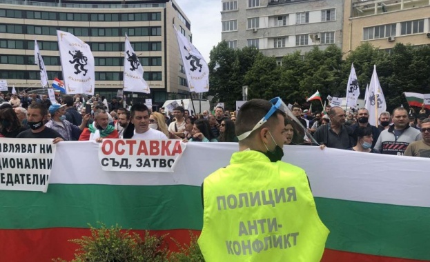 Седмина мъже и жена са задържани днес по време на