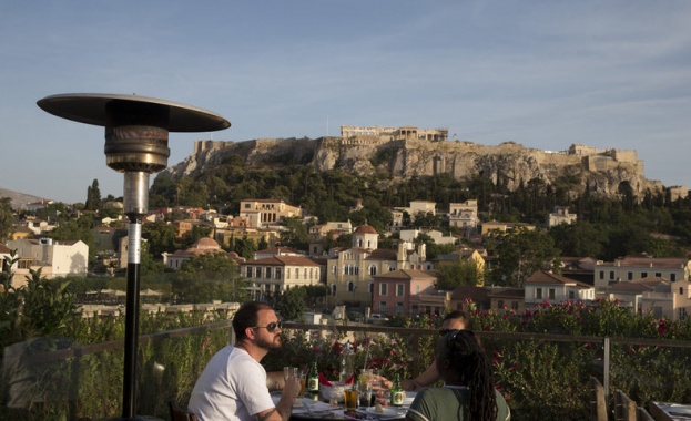 Гърция отваря ресторантите и кафенетата на 25 май