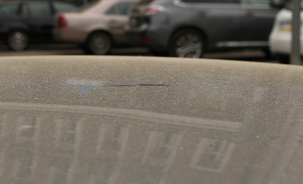 Пясък от Сахара за втори пореден ден посипва колите и