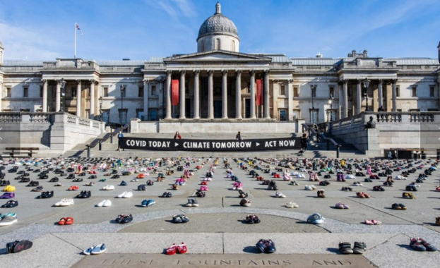 Екоактивисти наредиха над 2000 чифта детски обувки в редици по