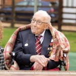 Британският ветеран Том Мур получава рицарско звание 