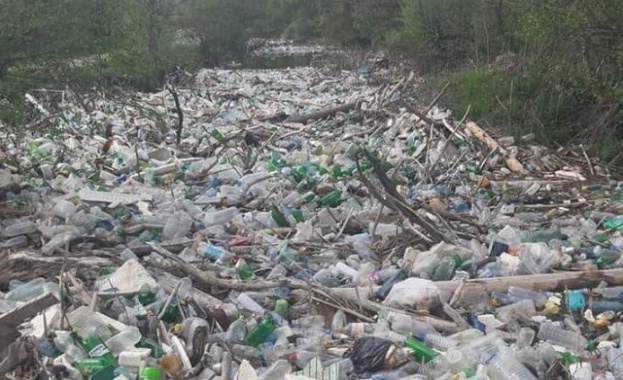 Снимки на задръстена от пластмасов боклук река минаваща през разложкото