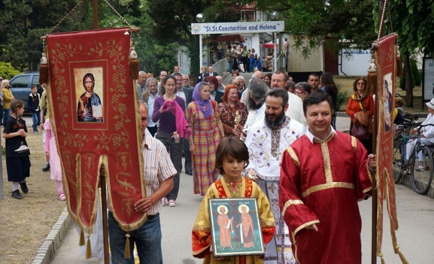 Огнен празник и хиляди именици в деня на Св. св. Константин и Елена