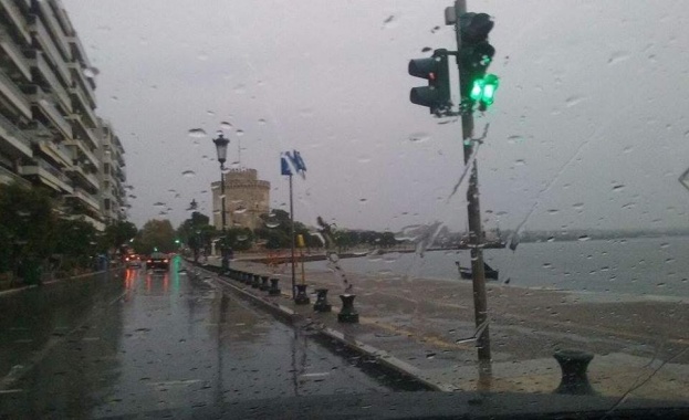 Солун се наводни след силна буря и проливен дъжд пише
