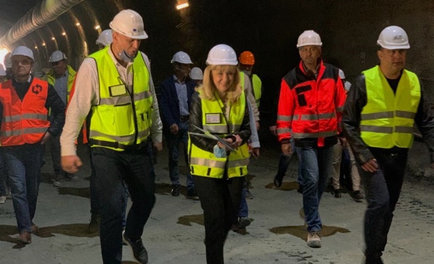 Министър Петя Аврамова инспектира изграждането на най-дългия пътен тунел в България