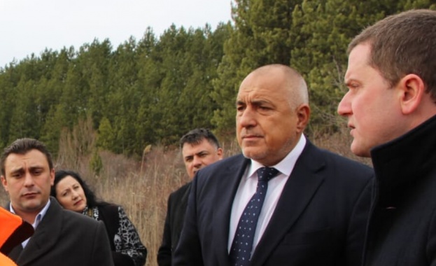 Премиерът инспектира новите тръби на водопровода в Перник