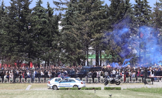 Около 2000 абитуриенти празнуват в района на НИМ в Бояна 