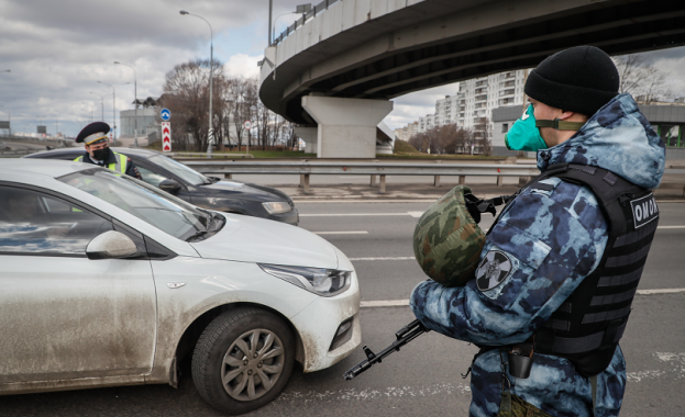 Спецчасти атакуваха похитител, взел заложници в банка в центъра на Москва (видео)	