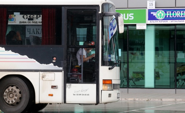 Двама младежи се сбика в автобус в София единият е