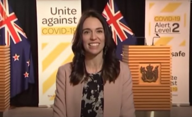 Премиерът на Нова Зеландия дава интервю по време на земетресение (Видео)