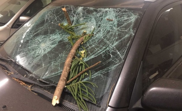 Част от покрив на жилищен блок се стовари на възлов