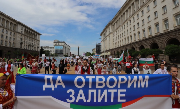 Днес трябва да отворят врати танцовите зали