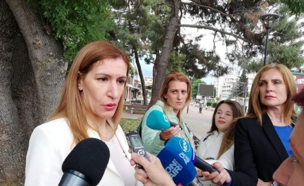Министър Ангелкова в Слънчев бряг: На 17 плажа чадърите и шезлонгите ще са безплатни