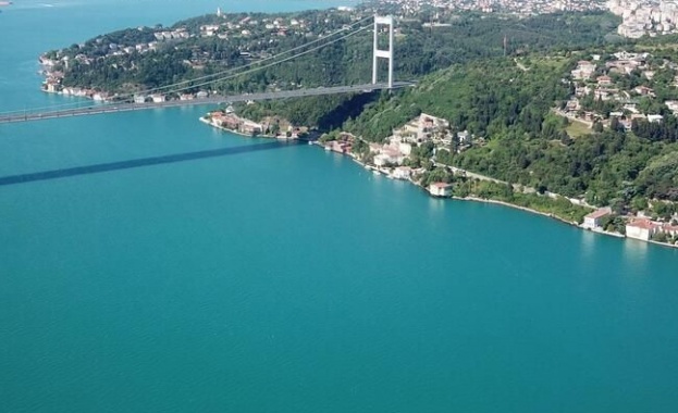 Водите на пролива Босфора придобиха тюркоазен цвят след буря със