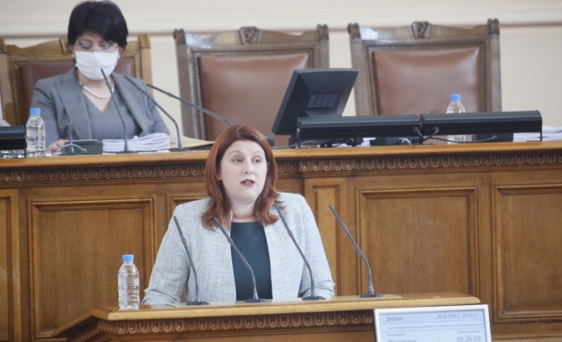 Кристина Сидорова:  В доклада за работата на КПКОНПИ няма и дума за Апартаментгейт и Терасагейт