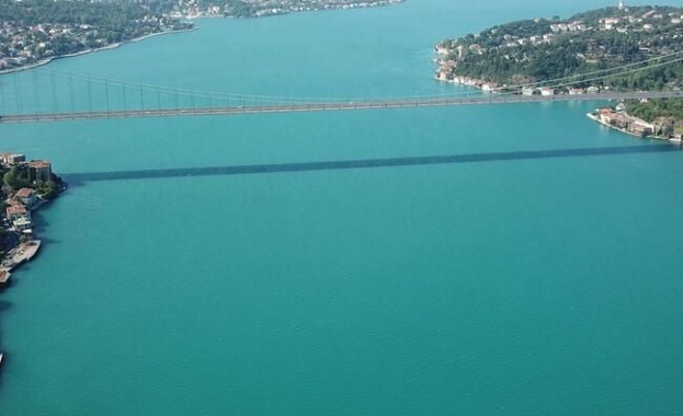 Движението през пролива Босфор е спряно заради повреда на петролен