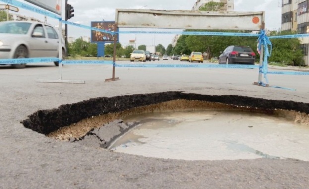 Огромна дупка се отвори на оживено кръстовище във Варна вчера