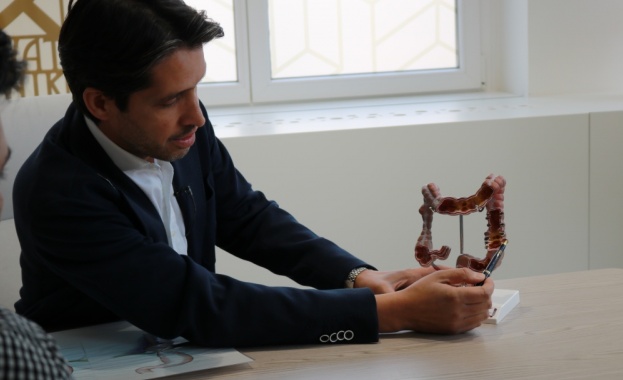 Д р Алексис Фрейтас се занимава с обща хирургия и с