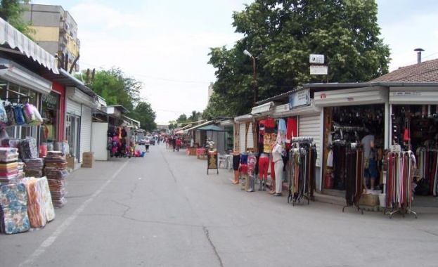 Най голямото тържище на открито в България от днес отново работи