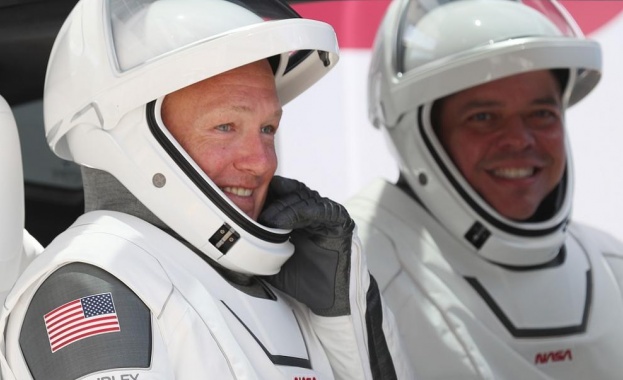 Астронавтите на борда на частния космически кораб на компанията Спейс