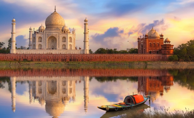 Силна гръмотевична буря обхванала части от Северна Индия повреди части