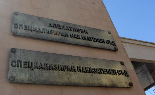 Трети час адвокатите на шестимата задържани за аферата с опасен