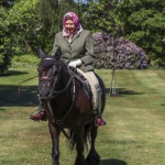 Английската кралица с първа публична поява след карантината