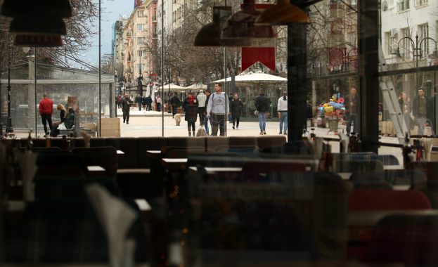 Отварят и закритите помещения на ресторанти сладкарници и барове Позволение