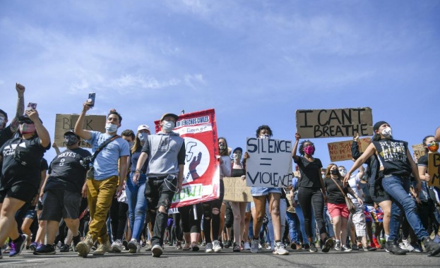 Камион цистерна се вряза в демонстранти на междущатската магистрала 35