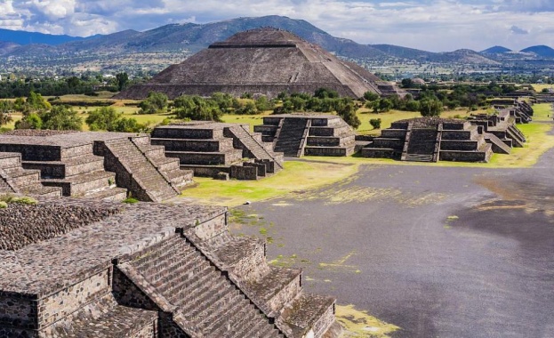Учени от Националния институт по антропология и история на Мексико