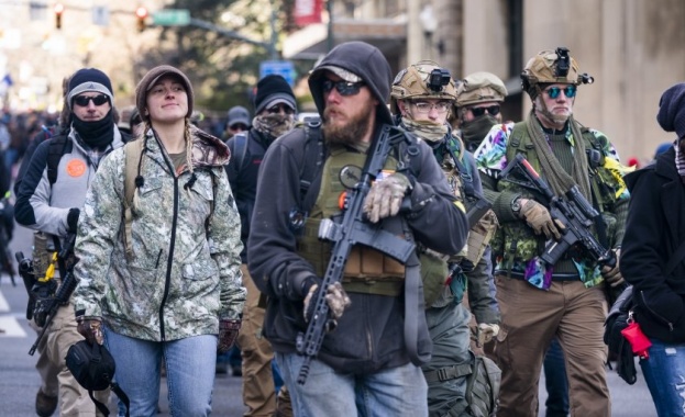 Продажбите на огнестрелно оръжие в САЩ отбелязаха стремително увеличение през