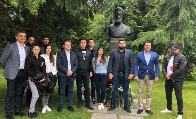 В две минути мълчание се събира признателността на един народ