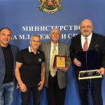 Министър Кралев награди Никола Проданов с почетен плакет на ММС