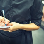 Ресторантьори искат НАП да легализира бакшишите