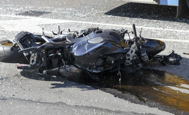 Моторист загина след удар в автобус на "Цариградско шосе", вероятно е имало гонка (Обновена)