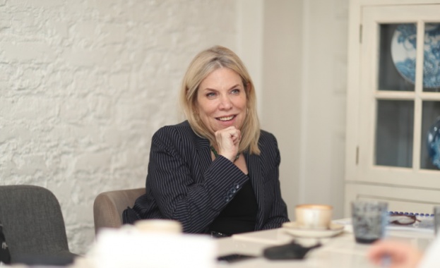 Мариан Залцман е старши вицепрезидент глобални комуникации във Филип Морис