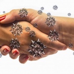 Коронавирусът оцелява върху кожата на ръцете около десет минути